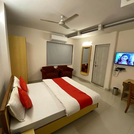 Hotel Riverfront Ahmedabad Exteriör bild