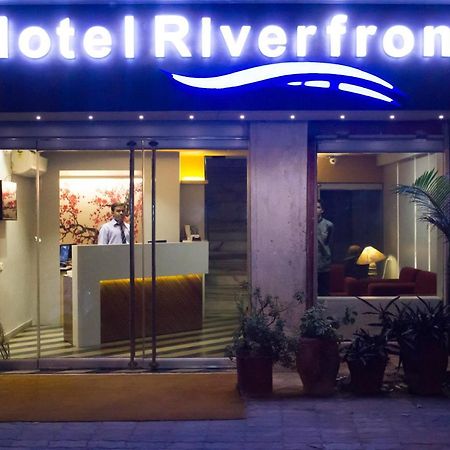 Hotel Riverfront Ahmedabad Exteriör bild