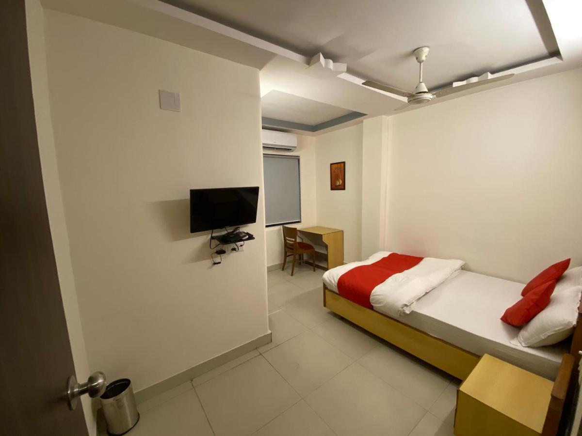 Hotel Riverfront Ahmedabad Exteriör bild