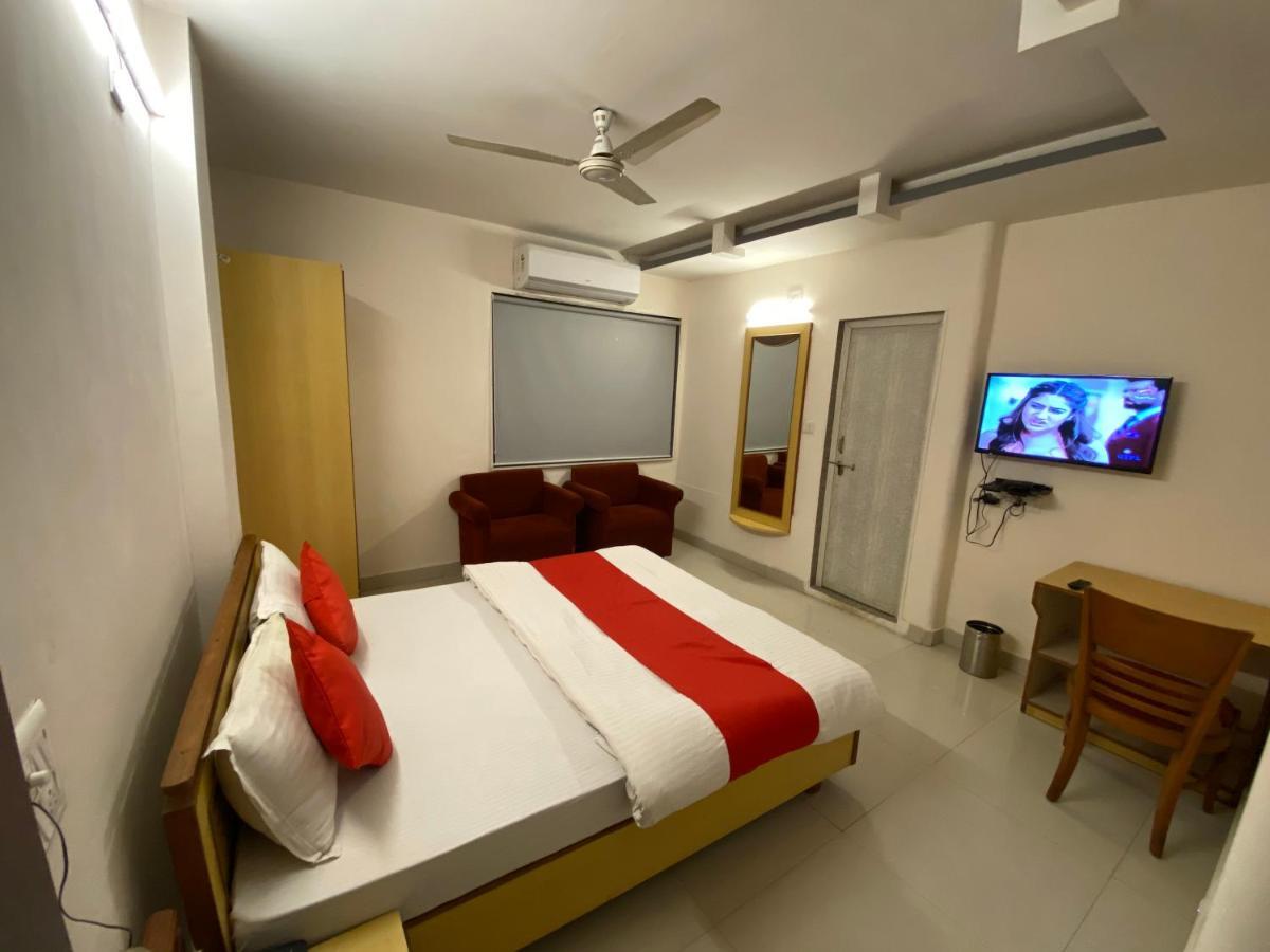 Hotel Riverfront Ahmedabad Exteriör bild
