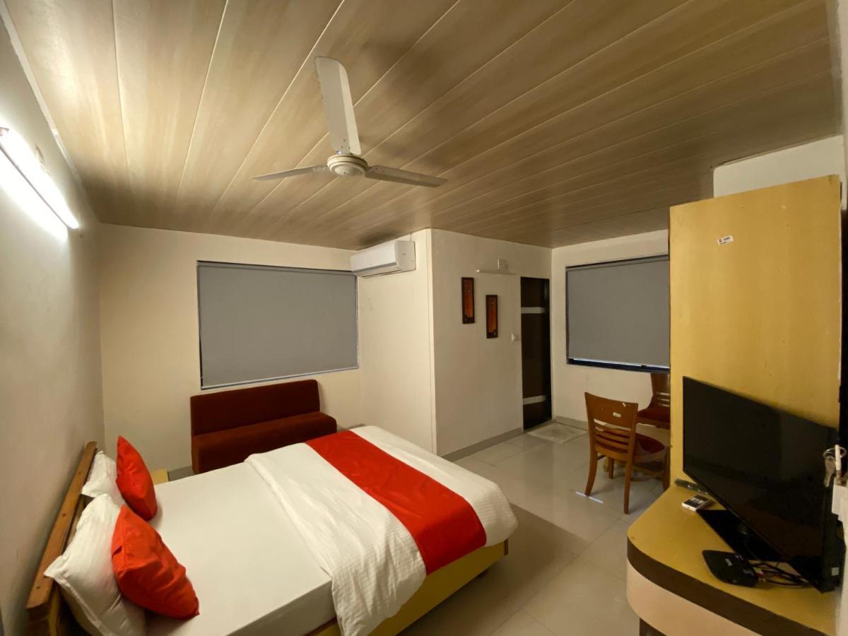 Hotel Riverfront Ahmedabad Exteriör bild