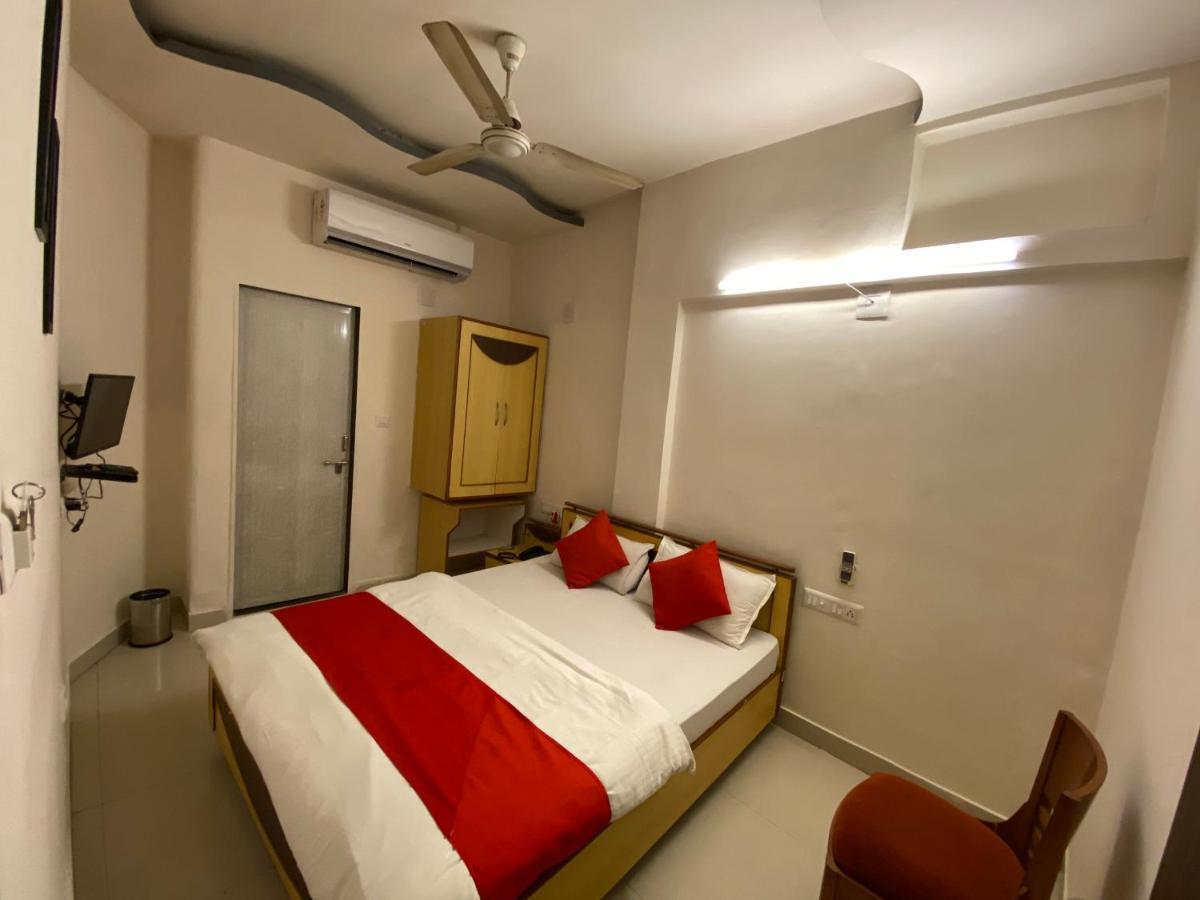 Hotel Riverfront Ahmedabad Exteriör bild