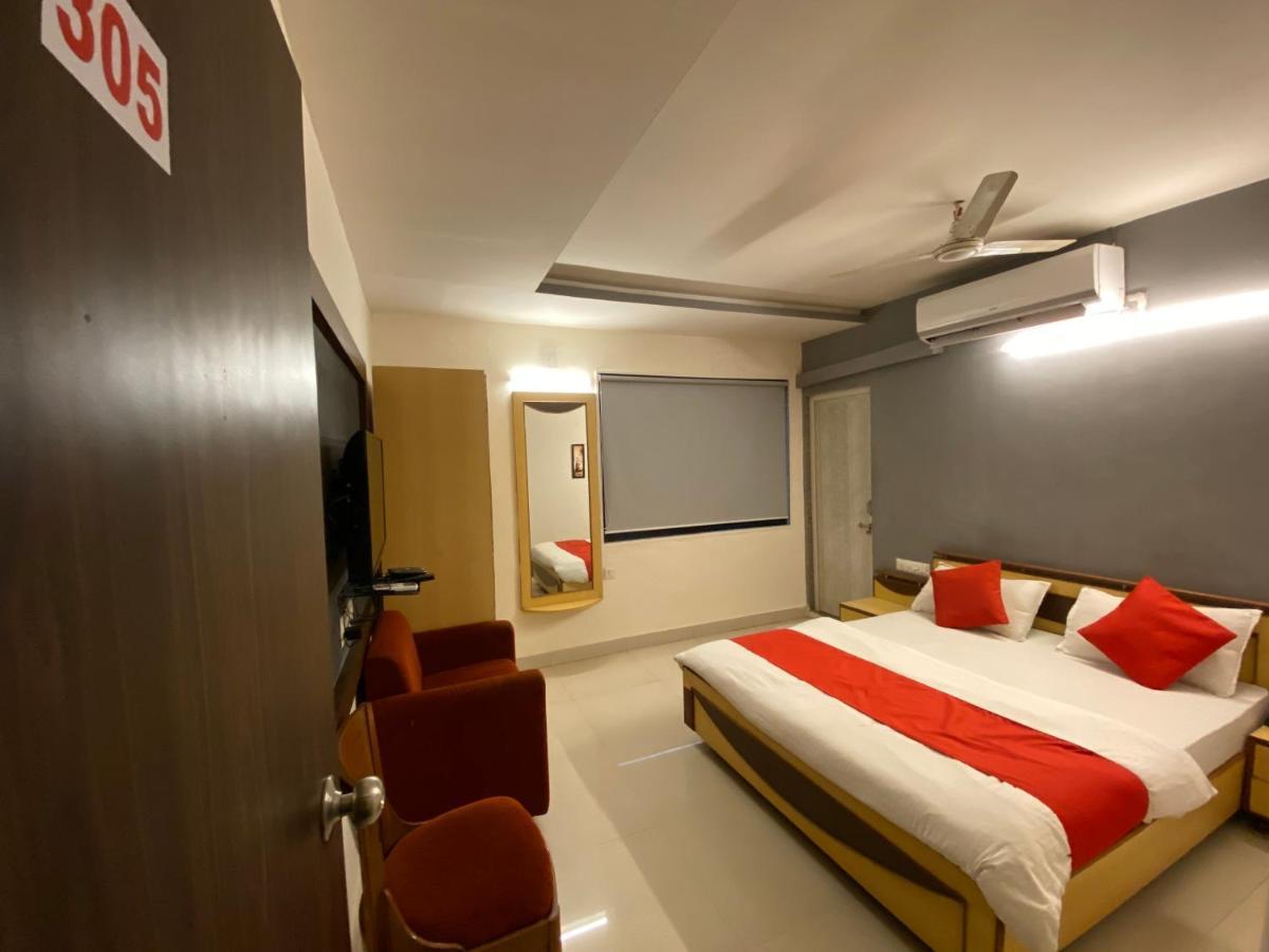 Hotel Riverfront Ahmedabad Exteriör bild