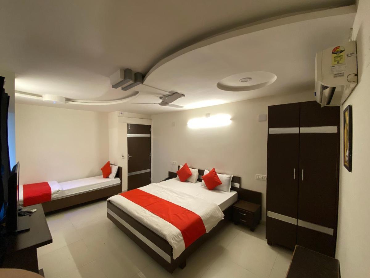 Hotel Riverfront Ahmedabad Rum bild