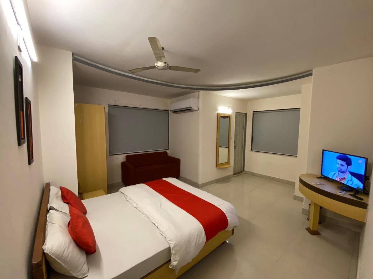 Hotel Riverfront Ahmedabad Exteriör bild
