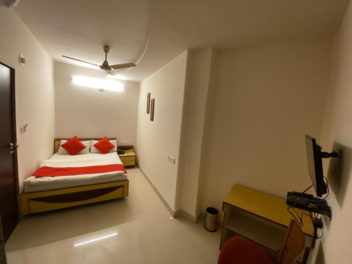 Hotel Riverfront Ahmedabad Exteriör bild