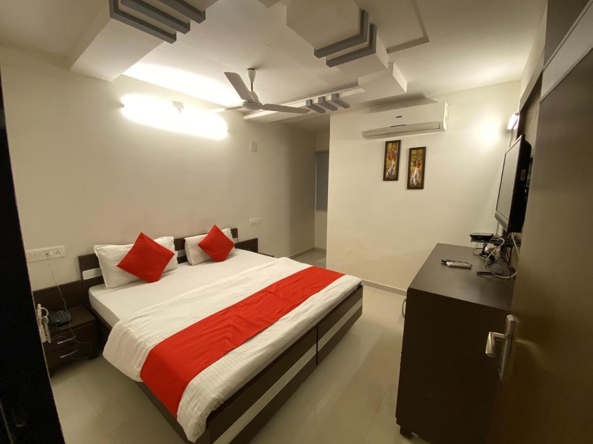 Hotel Riverfront Ahmedabad Exteriör bild