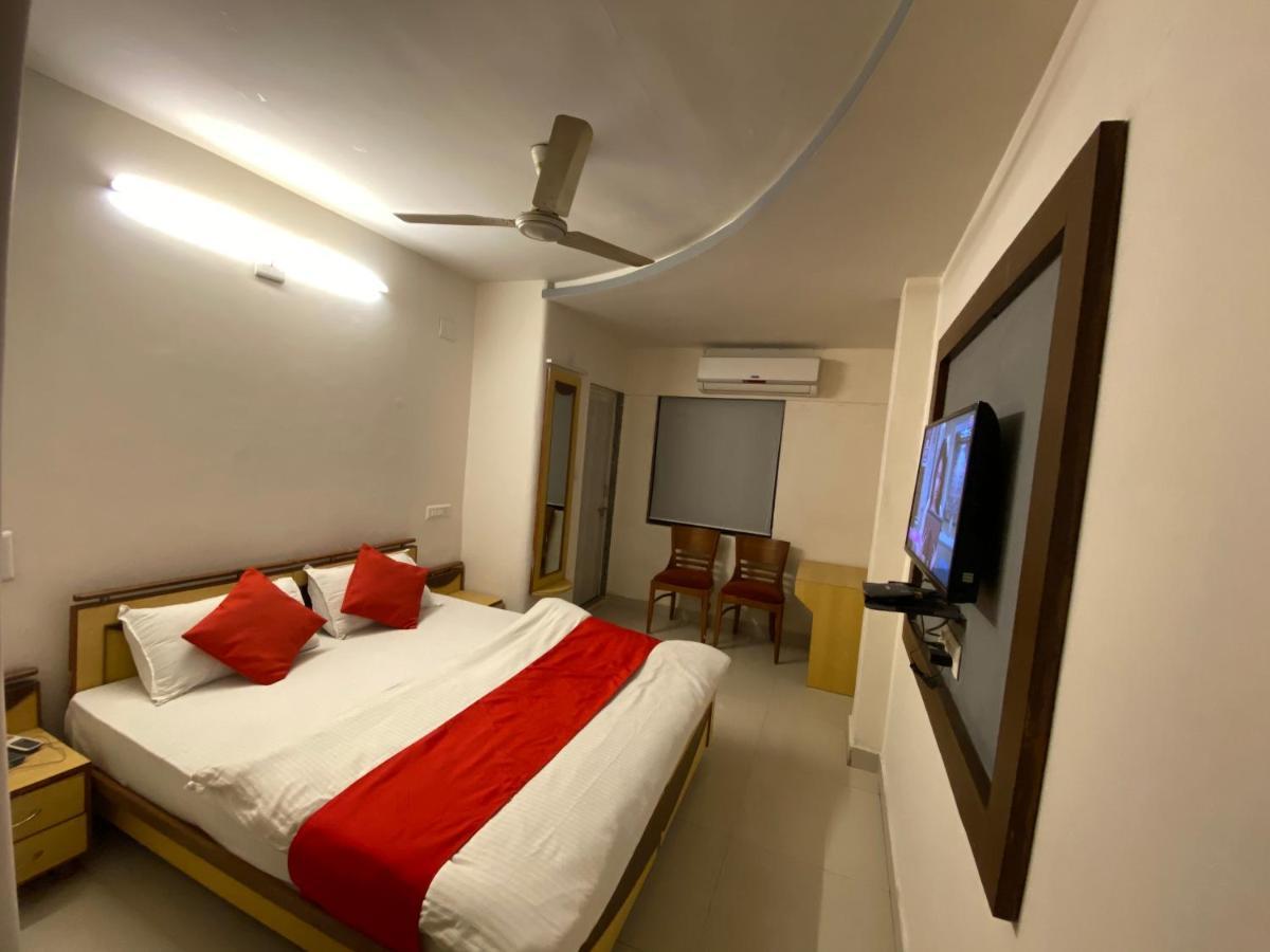 Hotel Riverfront Ahmedabad Exteriör bild