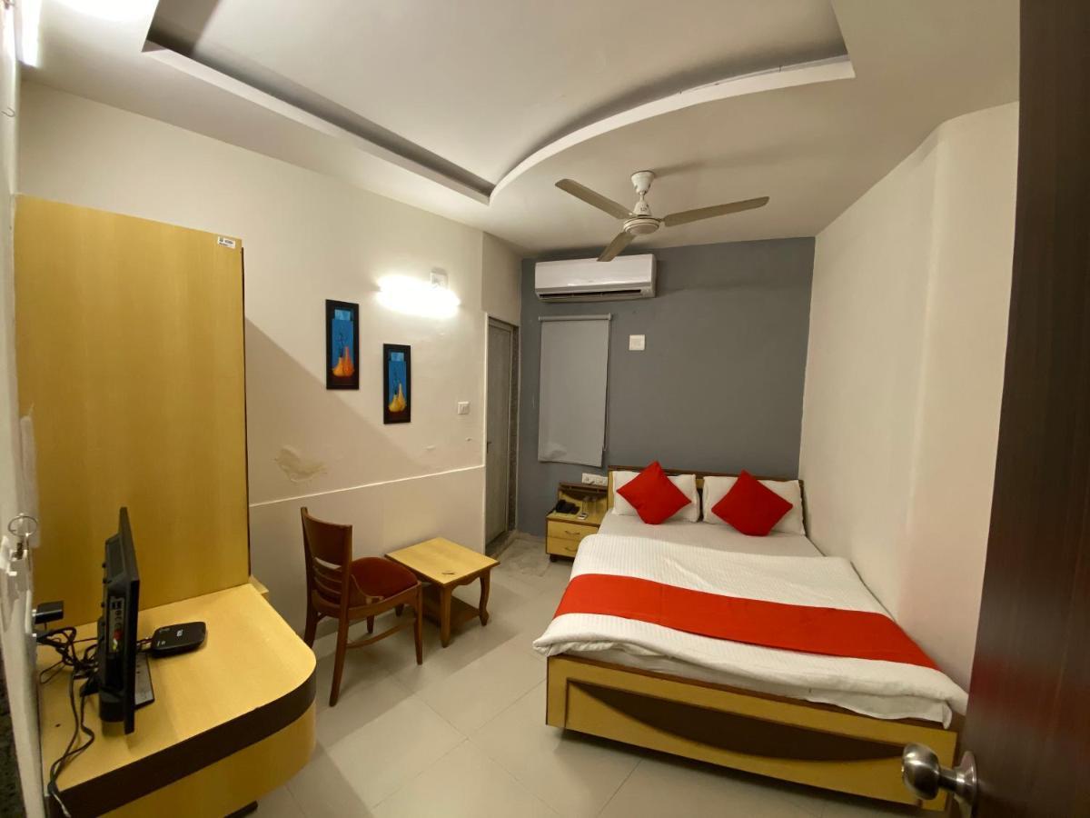 Hotel Riverfront Ahmedabad Exteriör bild