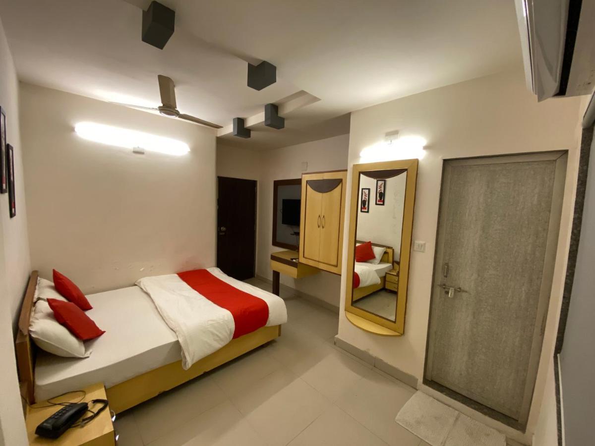 Hotel Riverfront Ahmedabad Exteriör bild
