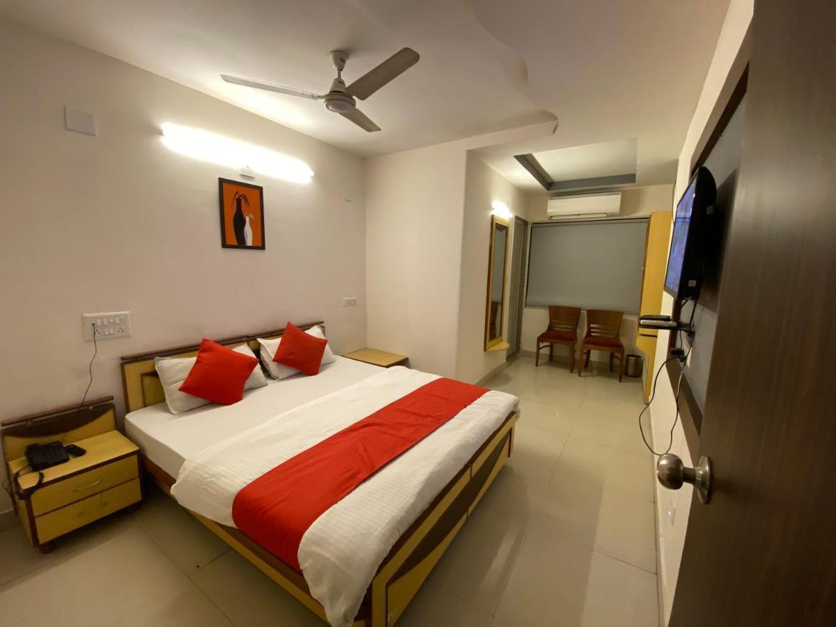 Hotel Riverfront Ahmedabad Exteriör bild