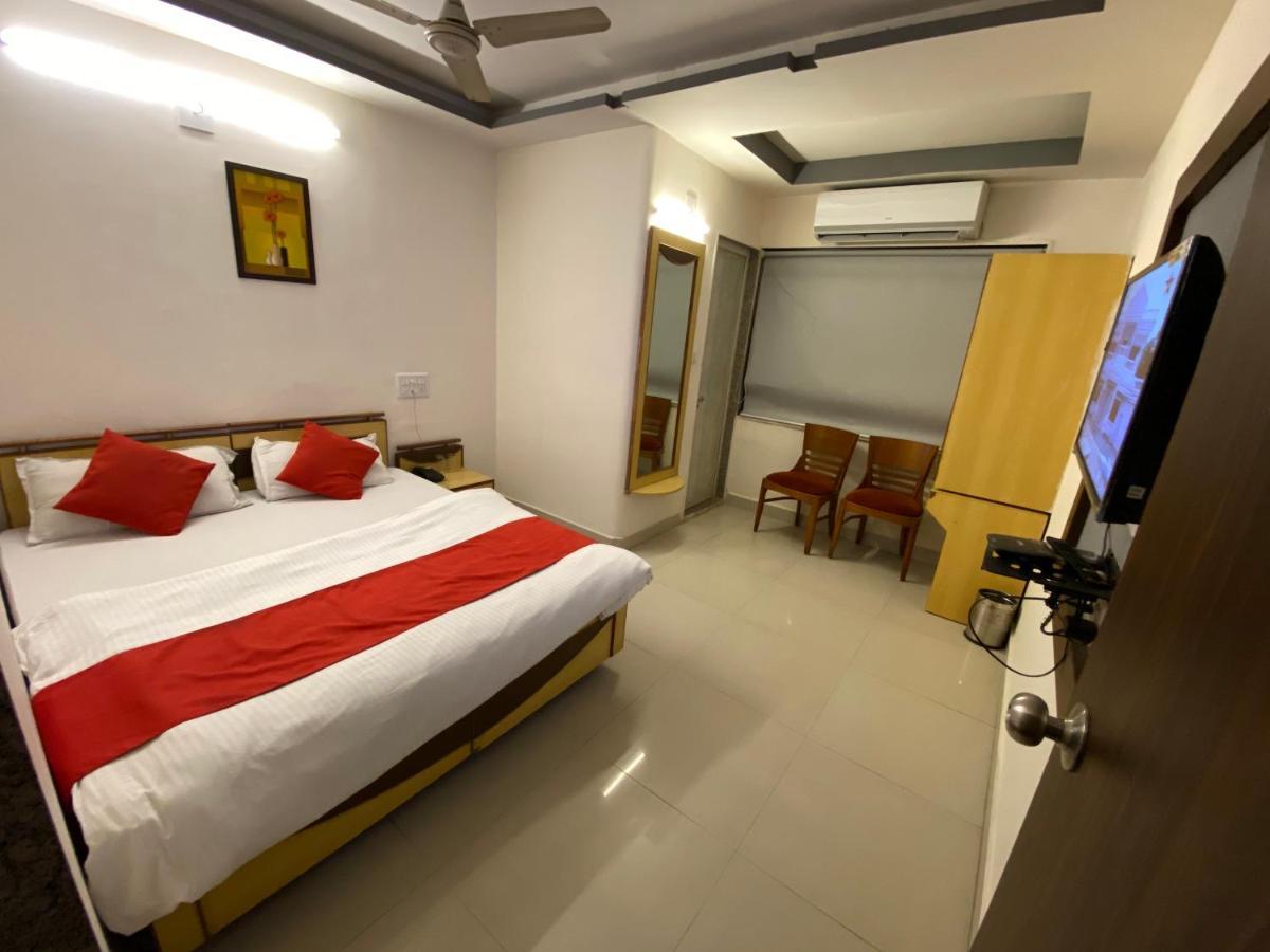 Hotel Riverfront Ahmedabad Exteriör bild