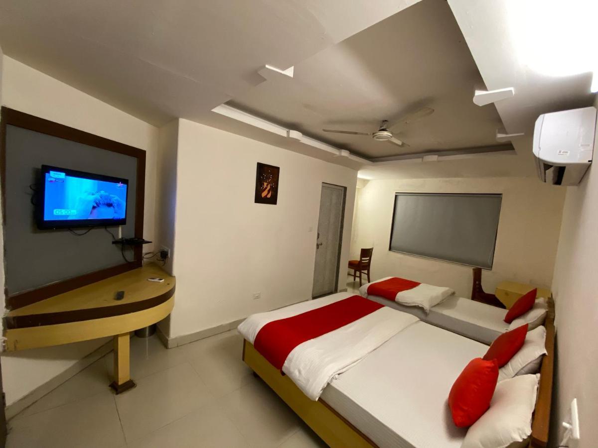 Hotel Riverfront Ahmedabad Exteriör bild