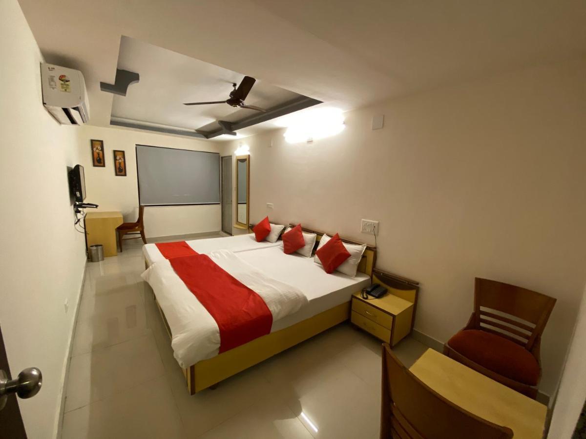 Hotel Riverfront Ahmedabad Exteriör bild